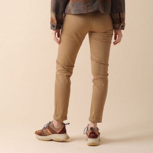 Pantalón chino con cremallera y botón y tejido elástico en color camel.