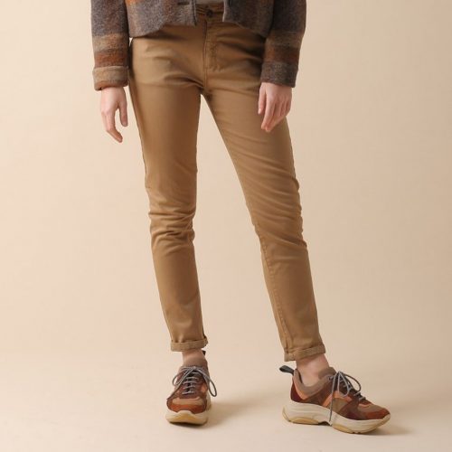 Pantalón chino con cremallera y botón y tejido elástico en color camel.