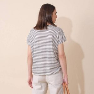 Camiseta de rayas horizontales con bolsillo en el pecho