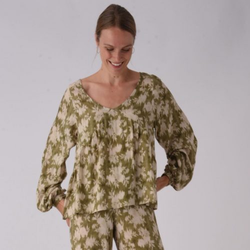 Blusa de pico y manga larga con estampado de flores verdes