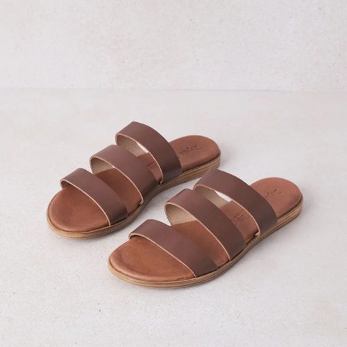 Sandalia plana de tiras en color marrón