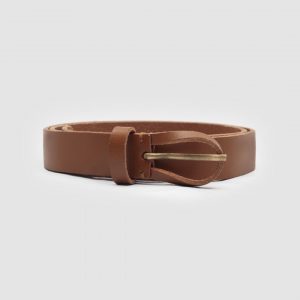 Cinturón marrón con hebilla de piel