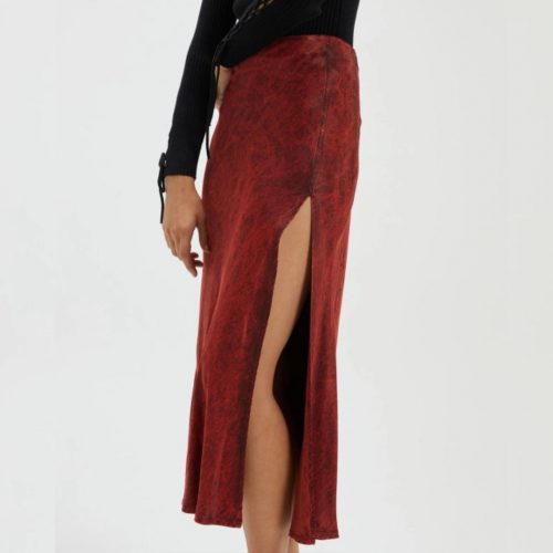 Falda midi roja fluida con abertura lateral