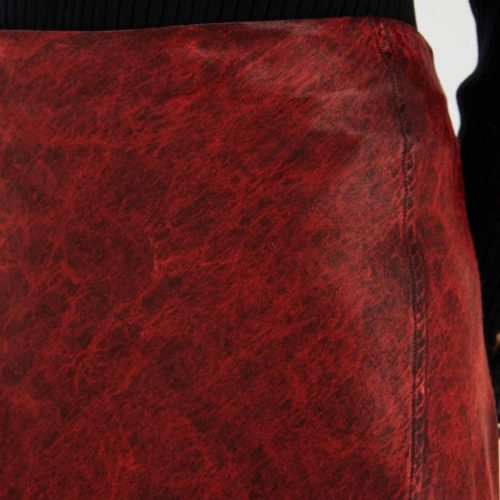 Falda midi roja fluida con abertura lateral