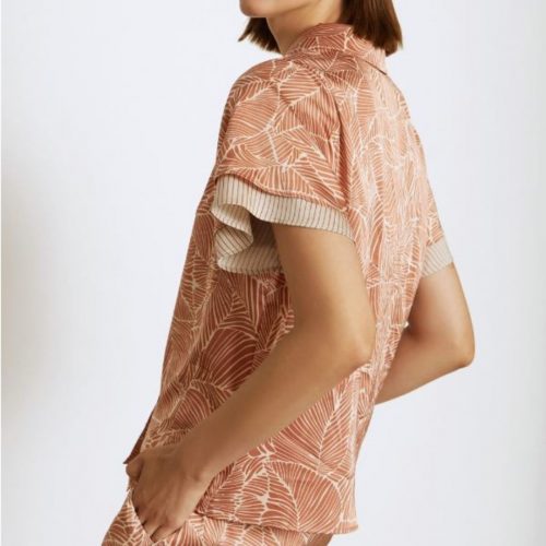 Blusa satinada de manga corta con doble capa de la marca Skatie