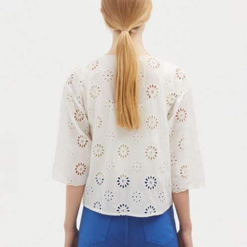 Blusa blanca con bordados de flores al tono y escote de pico de la marca Nice Things