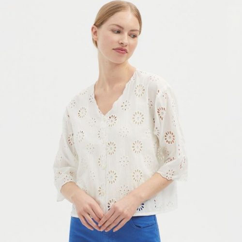 Blusa blanca con bordados de flores al tono y escote de pico de la marca Nice Things