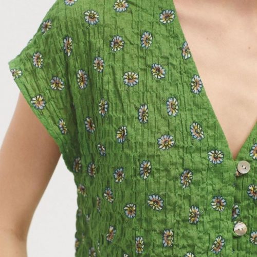 Blusa de manga corta en color verde con flores y cierre de botones de la marca Nice Things