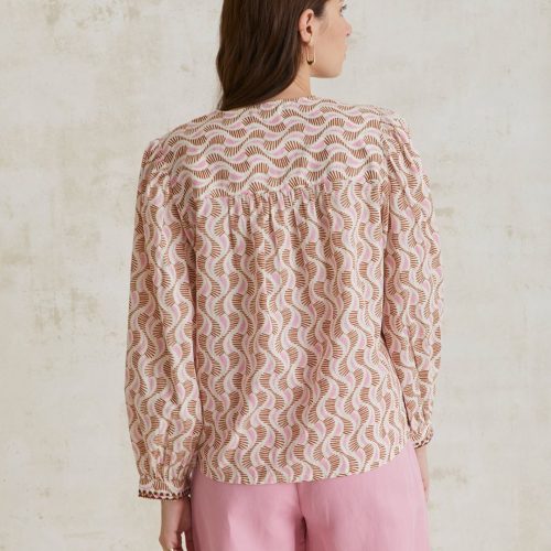 Blusa de manga larga con estampado retro en rosa y cuello pico con solapas de la marca Yerse