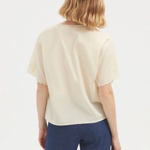 Blusa vainilla de manga corta con bordados de la marca Nice Things