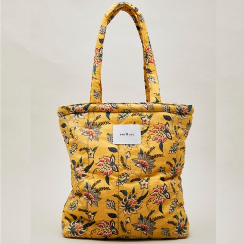 Bolso estilo tote bag con tejido acolchado de flores de la marca Ese o ese