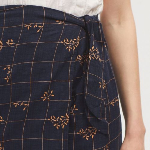 Falda midi de estilo pareo en marino con dibujo de hojas de la marca Nice Things