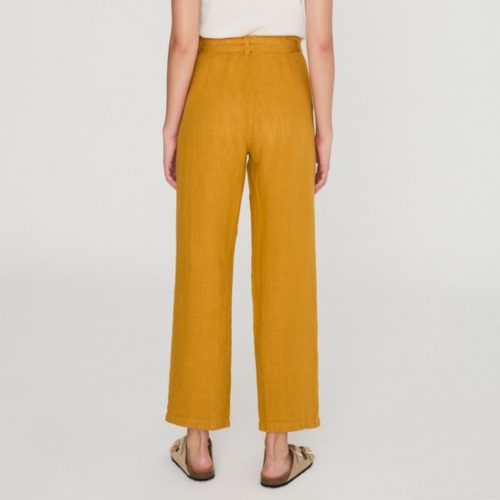 Pantalón de lino amarillo con cinturón al tono de la marca Designers Society
