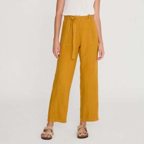 Pantalón de lino amarillo con cinturón al tono de la marca Designers Society
