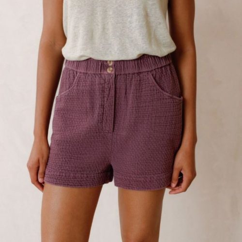 Shorts morados en tejido Jacquard con bolsillos laterales de la marca Indi & Cold