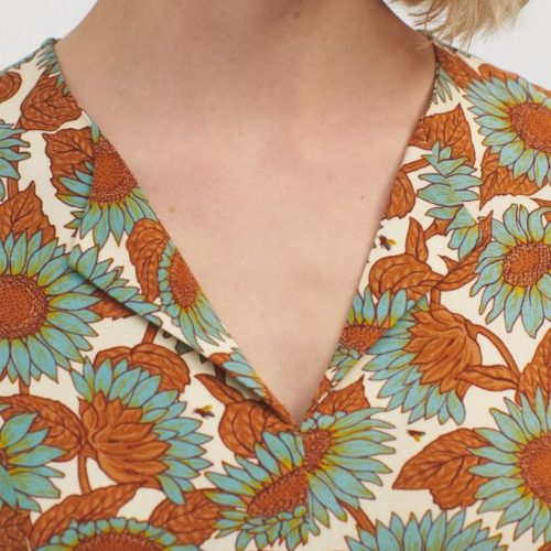Vestido midi de manga corta y escote de pico con estampado sunflowers de la marca Nice Things