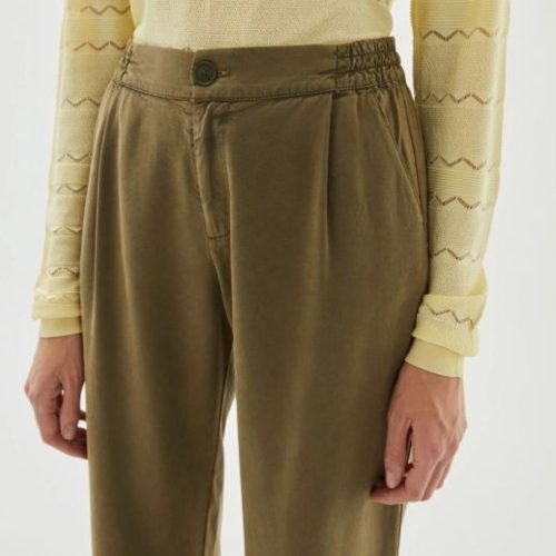 Pantalón de tencel en color caqui con pinzas y bolsillos de la marca System Action