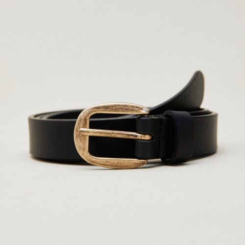 Cinturón negro básico de piel con hebilla dorada efecto antiguo de la marca Eseoese